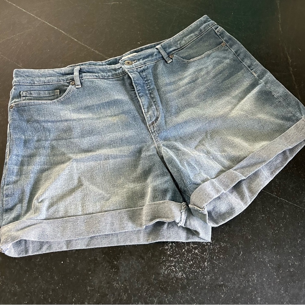 NWOT Sofia Vergara Jeans denim Shorts in size 18